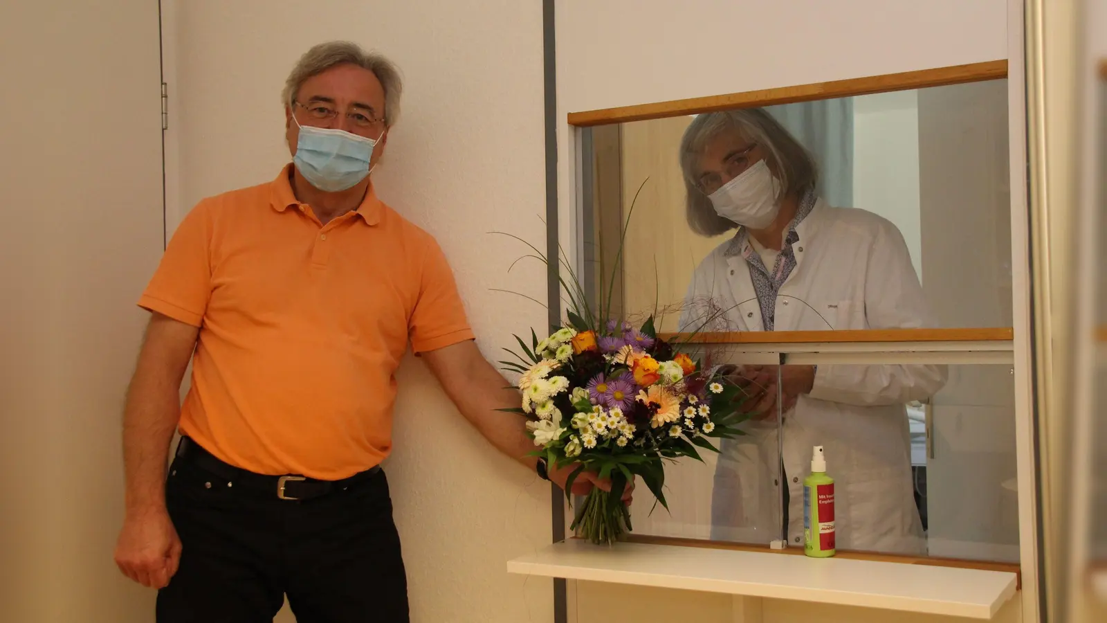 Glückwunsch an die Betriebsärztin. Blumen, viel Dank und Anerkennung überbrachte Martin Kupper an Dr. Margit Schlichting-Partikel. (Foto: Foto: Albert-Schweitzer-Bildungswerk)