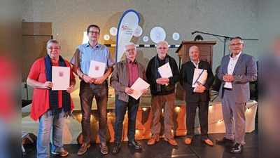 (v.l.) Monika Meiberth, (Vorsitzende der Vereinsgemeinschaft Fürstenwald), Cornelius Turrey (Bürgermeister der Gemeinde Wesertal), Hans-Dieter Henze (Ortsvorsteher Trendelburg-Langenthal), Ernst Hillebrand aus Trendelburg-Deisel und Axel Götte (Ortsvorsteher Wolfhagen-Niederelsungen) freuen sich über die Teilnehmerurkunde aus den Händen von Landrat Andreas Siebert.<br> (Foto: Landkreis Kassel)