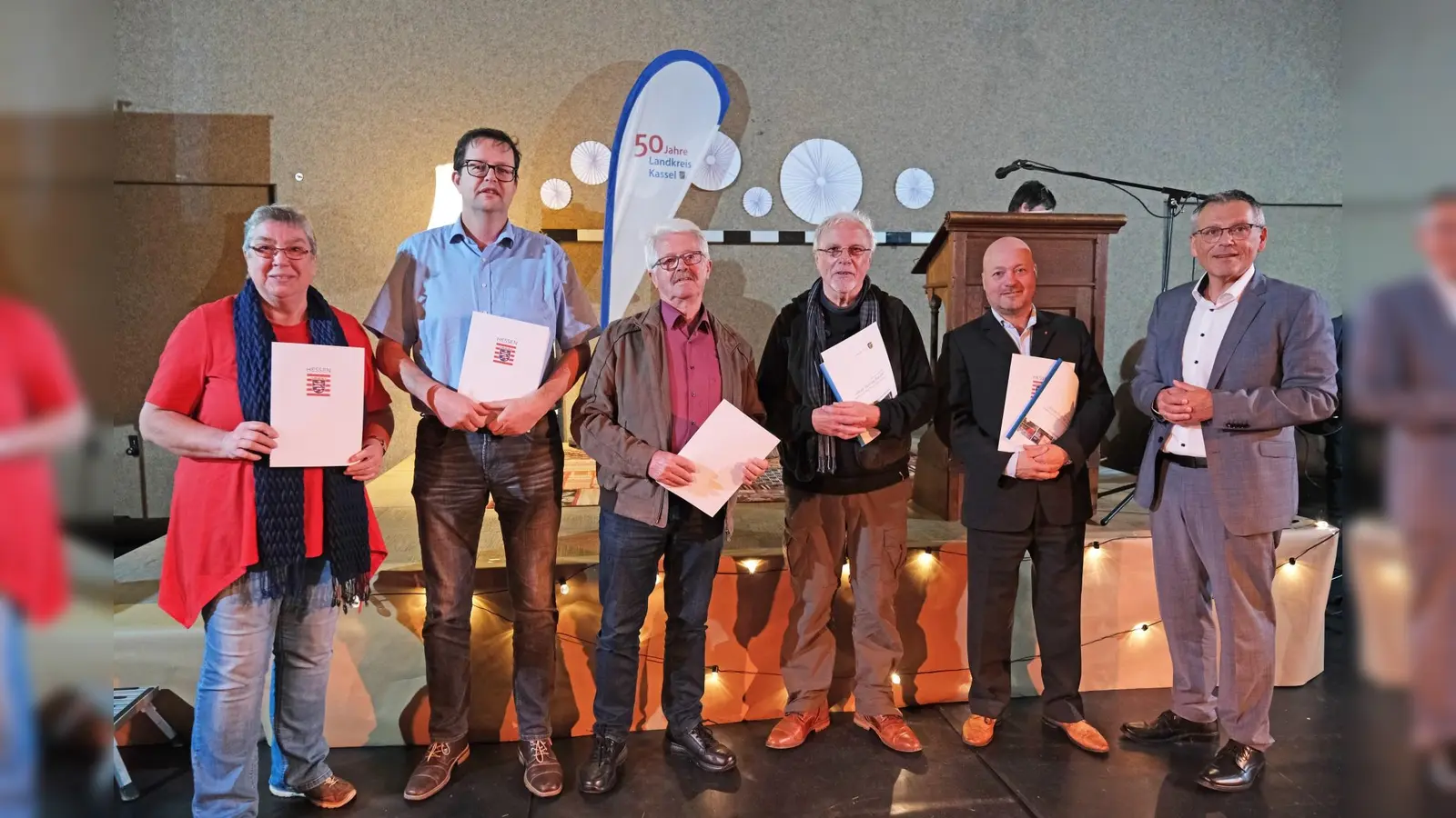 (v.l.) Monika Meiberth, (Vorsitzende der Vereinsgemeinschaft Fürstenwald), Cornelius Turrey (Bürgermeister der Gemeinde Wesertal), Hans-Dieter Henze (Ortsvorsteher Trendelburg-Langenthal), Ernst Hillebrand aus Trendelburg-Deisel und Axel Götte (Ortsvorsteher Wolfhagen-Niederelsungen) freuen sich über die Teilnehmerurkunde aus den Händen von Landrat Andreas Siebert.<br> (Foto: Landkreis Kassel)