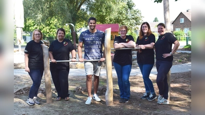 (v.r.) Vorstandmitglieder das Kita-Fördervereins Melanie Garbe, Ida Kaiser, Victoria Gessert, Daniele Wichmann und Nina Gauding mit dem Leiter der Kindertagesstätte Eduardo Molinero (Mitte) am neuen Turnreck. (Foto: Annegret Gauding)