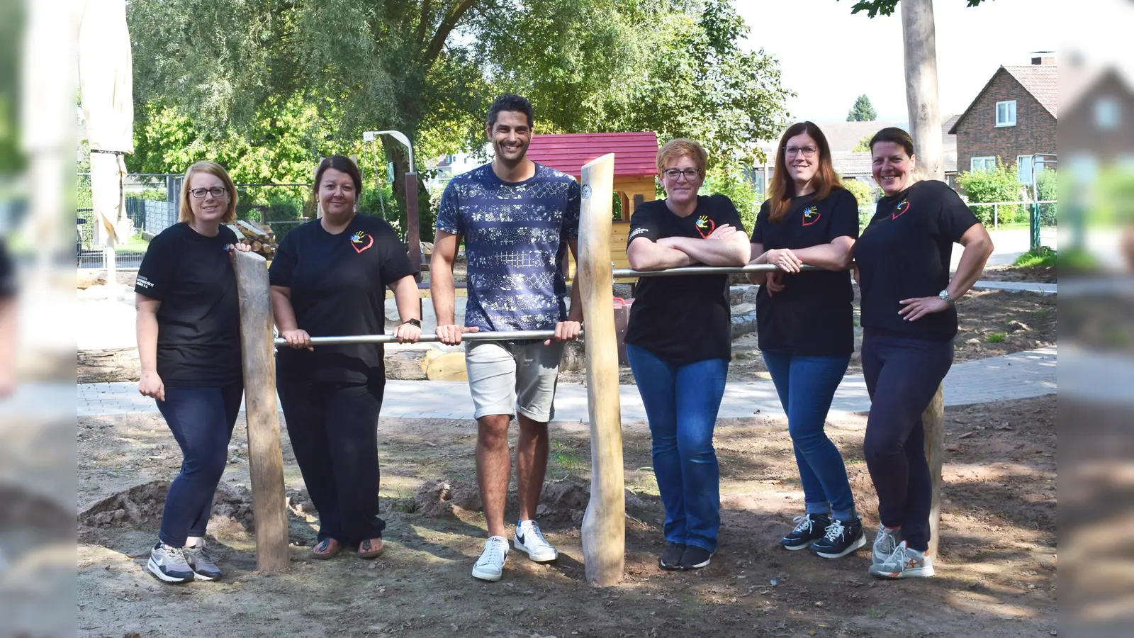 (v.r.) Vorstandmitglieder das Kita-Fördervereins Melanie Garbe, Ida Kaiser, Victoria Gessert, Daniele Wichmann und Nina Gauding mit dem Leiter der Kindertagesstätte Eduardo Molinero (Mitte) am neuen Turnreck. (Foto: Annegret Gauding)
