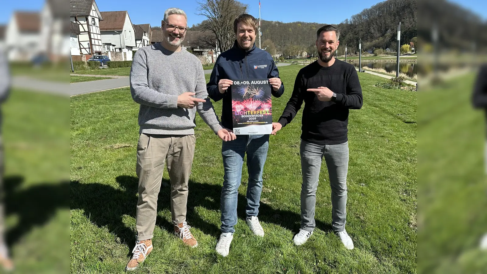 Von links: Gerrit Hohlbaum, Sebastian Rode und Daniel Weber werben für den Ticketvorverkauf zum Lichterfest in Bodenwerder. (Foto: purple box)