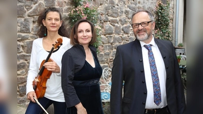 V.l.: Susanne Herrmann, Julia Reingardt und Hans-Christian Richter sind im Landgrafensaal zu Gast. (Foto: Nelli Stürmer)