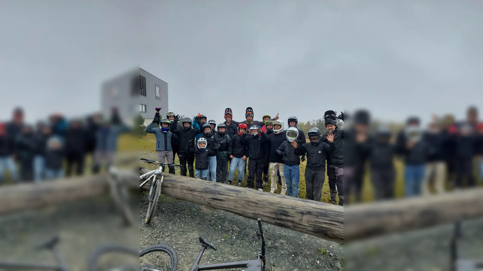 Die Teilnehmenden waren zwischen sechs und 17 Jahren alt. Insgesamt fuhren 12 Kinder und Jugendliche und sieben Betreuende nach Willingen. (Foto: Stadt Höxter)