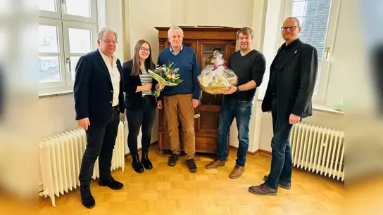 V.l.: Fred Burkert (allgemeiner Vertreter), Luisa Schmitmeier (Sachgebiet Tourismus), Manfred Beismann, Sebastian Rode (Bürgermeister der Samtgemeinde Bodenwerder-Polle) und Michael Helmig (zuständiger Fachbereichsleiter). (Foto: Samtgemeine Bodenwerder-Polle)