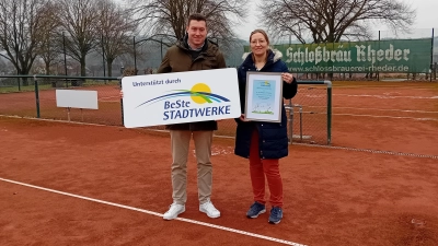 V.l.: Benedikt Wiedemeier (Vertreter des TC 1989 Nethegau e. V.) und Nicole Ulbrich (BeSte Stadtwerke GmbH). (Foto: privat)