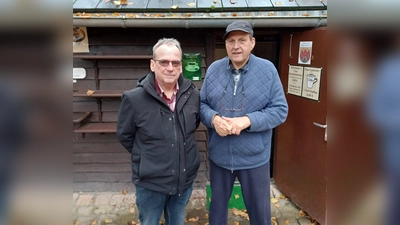 Jürgen Pfennig (links) wurde von Detlef Schiweck (Vize-Vorsitzender) begrüßt. (Foto: Ulrich Schachtschneider )