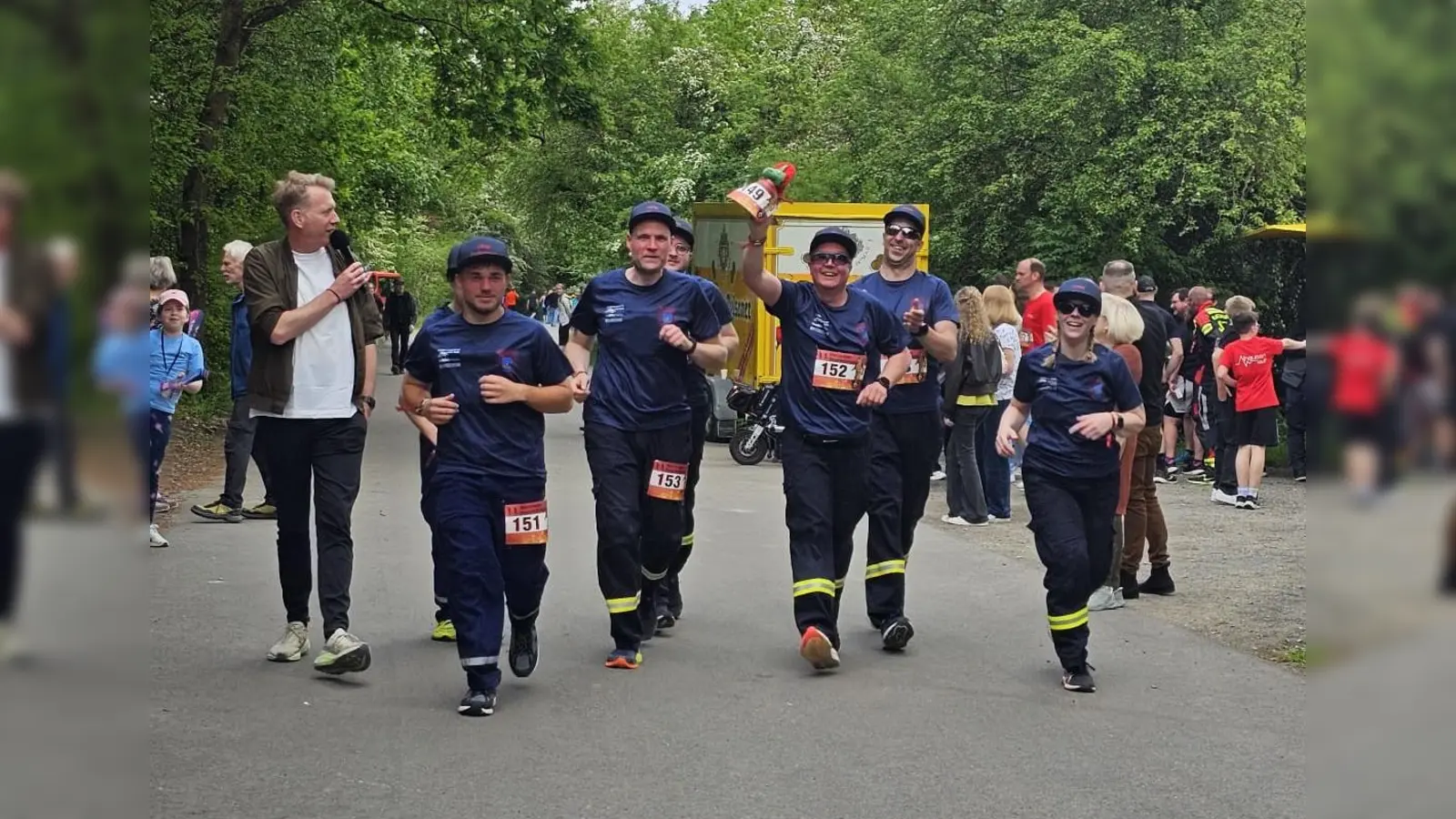 Gemeinsam mit dem Maskottchen ins Ziel: Die Löschgruppe Dalhausen bewies Teamgeist beim 11. HXFireRun (Foto: Freiwillige Feuerwehr Beverungen)