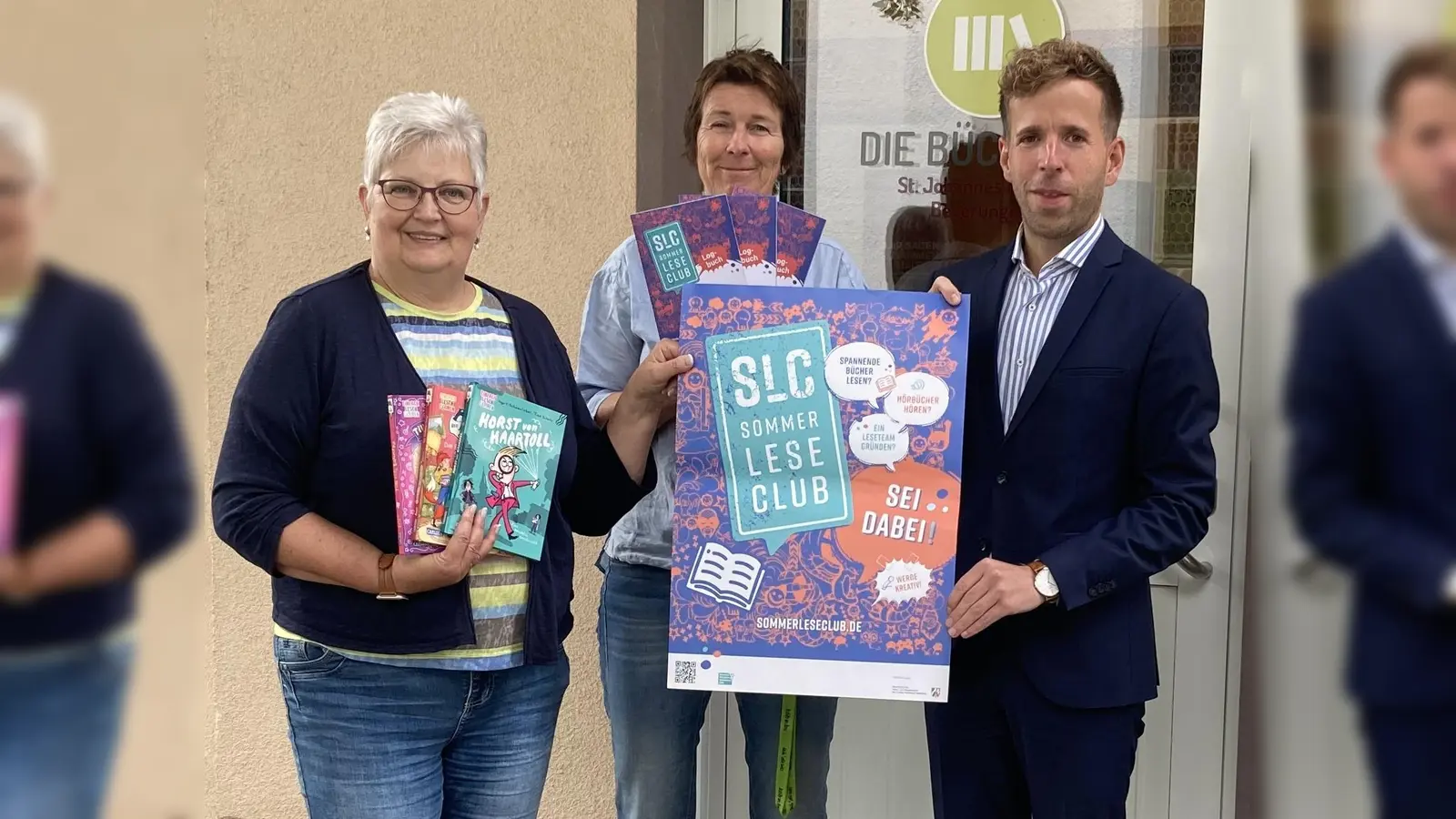 Martina Franke und Beate Menge für das Team der Bücherei Beverungen und Philipp Driehorst (VerbundVolksbank OWL) freuen sich auf viele Lesebegeisterte beim Sommerleseclub. (Foto: privat)