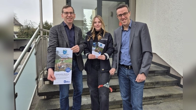 Gemeinsam für ein sauberes Stadtbild und den Schutz von Umwelt und Tieren: Bürgermeister Tobias Scherf (links), Melissa Jochheim (Fachbereich Ordnung und Soziales) und der erste Beigeordnete Andreas Niggemeyer laden herzlich zur Teilnahme an der Aktion „Sauberhaftes Warburg“ am Samstag, 21. März, ein. (Foto: Stadt Warburg)