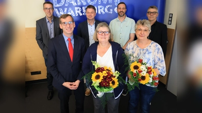 Mit den besten Wünschen für den neuen Lebensabschnitt wurden Anna Blömeke (vorne, Mitte) und Beate Scholz (vorne rechts) in ihren neuen Lebensabschnitt verabschiedet. Bürgermeister Tobias Scherf vorne (links) sowie (hinten von links) der erste Beigeordnete Andreas Niggemeyer, Olaf Krane (Leitung Fachbereich 3: Bildung, Sport und Kultur), Sebastian Hoppe (Personalrat Stadt Warburg) und Rüdiger Wiemers (Leitung Fachbereich 1: Zentraler Service) wünschen ihnen für die Zukunft vor allem Gesundheit, viele schöne Momente und alles Gute. (Foto: Stadt Warburg)