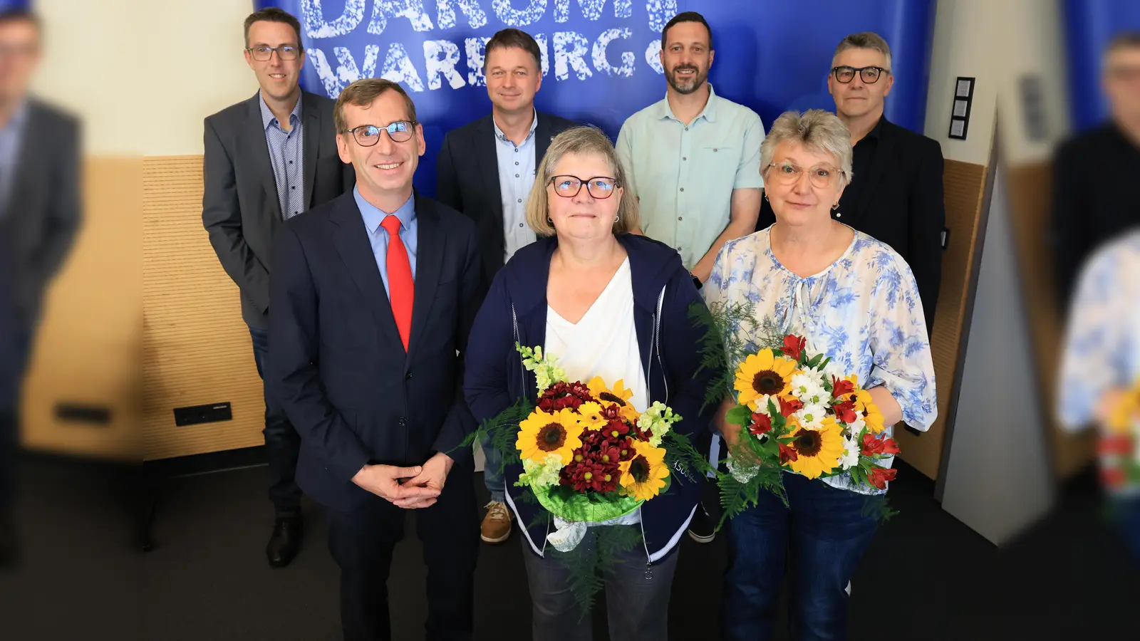 Mit den besten Wünschen für den neuen Lebensabschnitt wurden Anna Blömeke (vorne, Mitte) und Beate Scholz (vorne rechts) in ihren neuen Lebensabschnitt verabschiedet. Bürgermeister Tobias Scherf vorne (links) sowie (hinten von links) der erste Beigeordnete Andreas Niggemeyer, Olaf Krane (Leitung Fachbereich 3: Bildung, Sport und Kultur), Sebastian Hoppe (Personalrat Stadt Warburg) und Rüdiger Wiemers (Leitung Fachbereich 1: Zentraler Service) wünschen ihnen für die Zukunft vor allem Gesundheit, viele schöne Momente und alles Gute. (Foto: Stadt Warburg)
