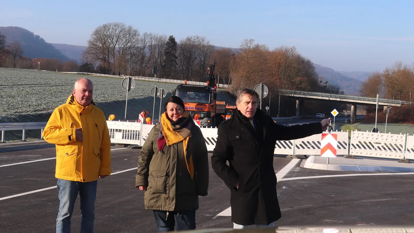 Ortstermin auf der Neubautrasse der Ortsumgehung Bad Karlshafen/Herstelle: Lauenfördes Bürgermeister Werner Tyrasa, Bauausschussvorsitzende Daniela Wichmann und stellvertretender Bürgermeister Gerd Henke (v.l.) fordern, dass die neue Umgehungsstraße direkt auf die bestehende B83 geführt wird.  (Foto: Henke)