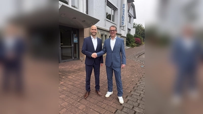 Dr. Sebastian Breker, Geschäftsführer der EAM, und Leander Sasse, Geschäftsführer der SWW, freuen sich über eine gute Zusammenarbeit. (Foto: privat)