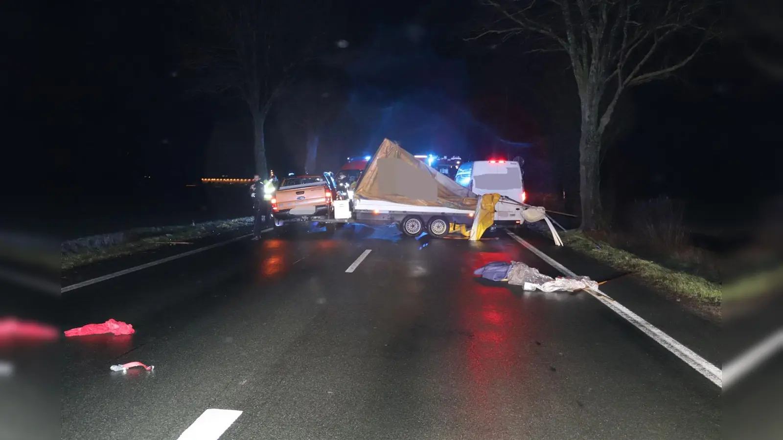 Durch Windböe mit Anhänger in den Gegenverkehr geraten (Foto: Polizei Kreis Höxter)