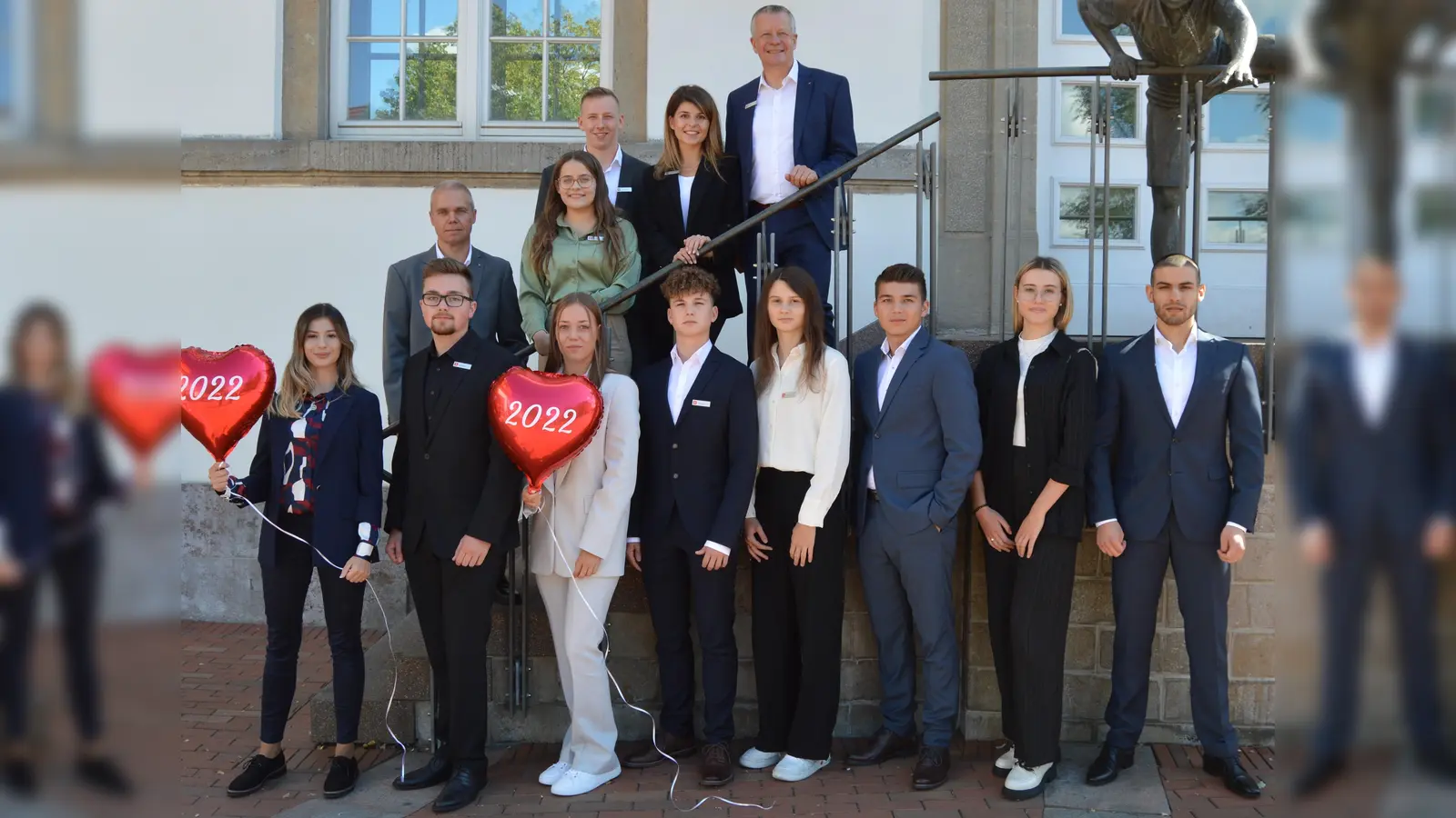 Achim Frohss (Vorstand), Lidia Bandel (Ausbildungsleiterin), Louis Möller und Nicole Brylka (Organisatoren aus dem AJ 2021), Thomas Frewer (Personal) mit den neuen Kollegen Meliha Durak, Jonas Thom, Sophia Ruhm, Louis Radtke, Alwina Küster, Alex Klingmann, Adelia Kern, Dominik Miri.  (Foto: Sparkasse Höxter)