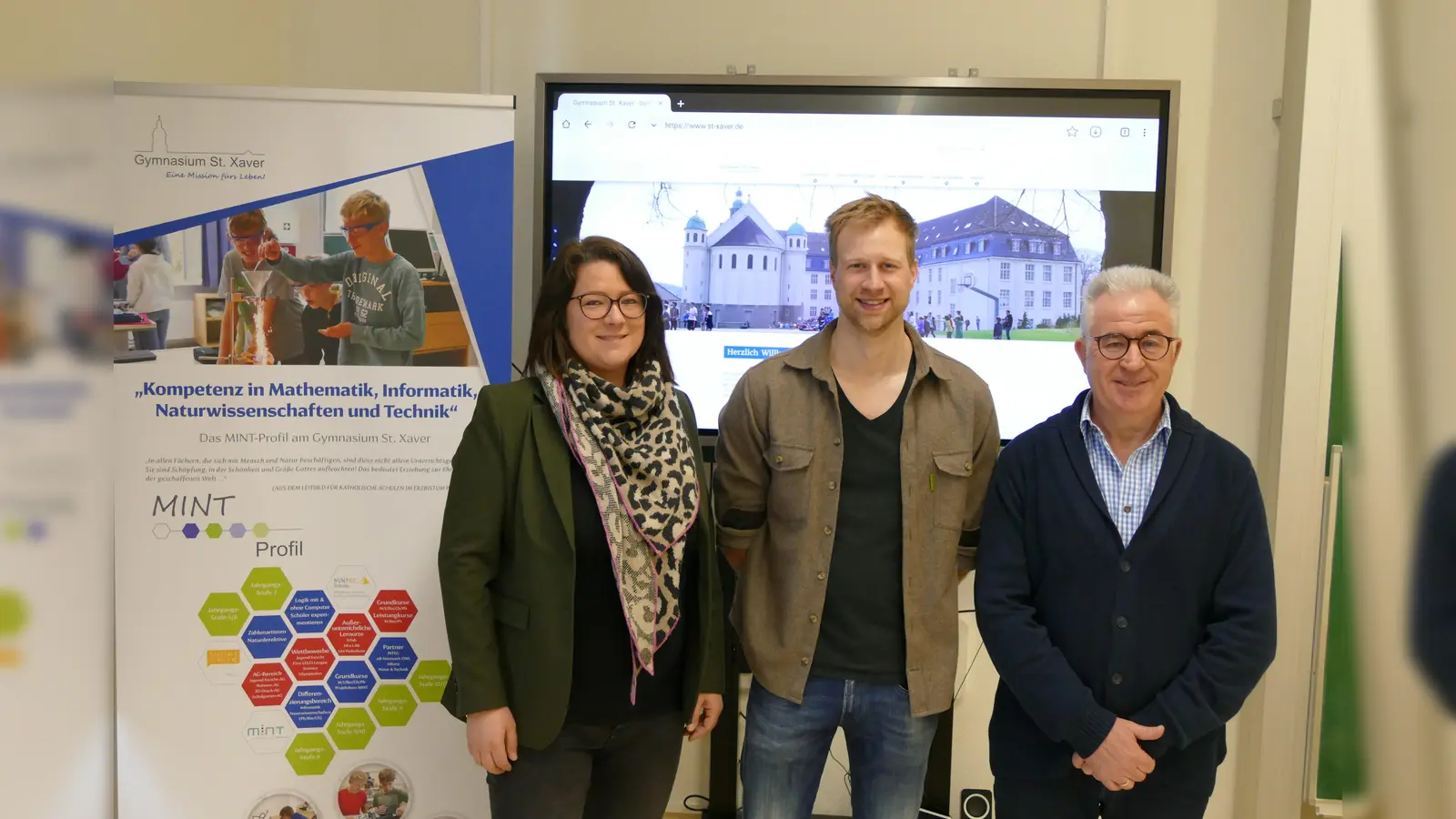 Sie freuten sich über die erneute Zertifizierung als MINT-EC-Schule: Schulleiter Antonio Burgos (rechts) zusammen mit den MINT-Verantwortlichen Benedikt Speer und Helena Lüttig. (Foto: privat)