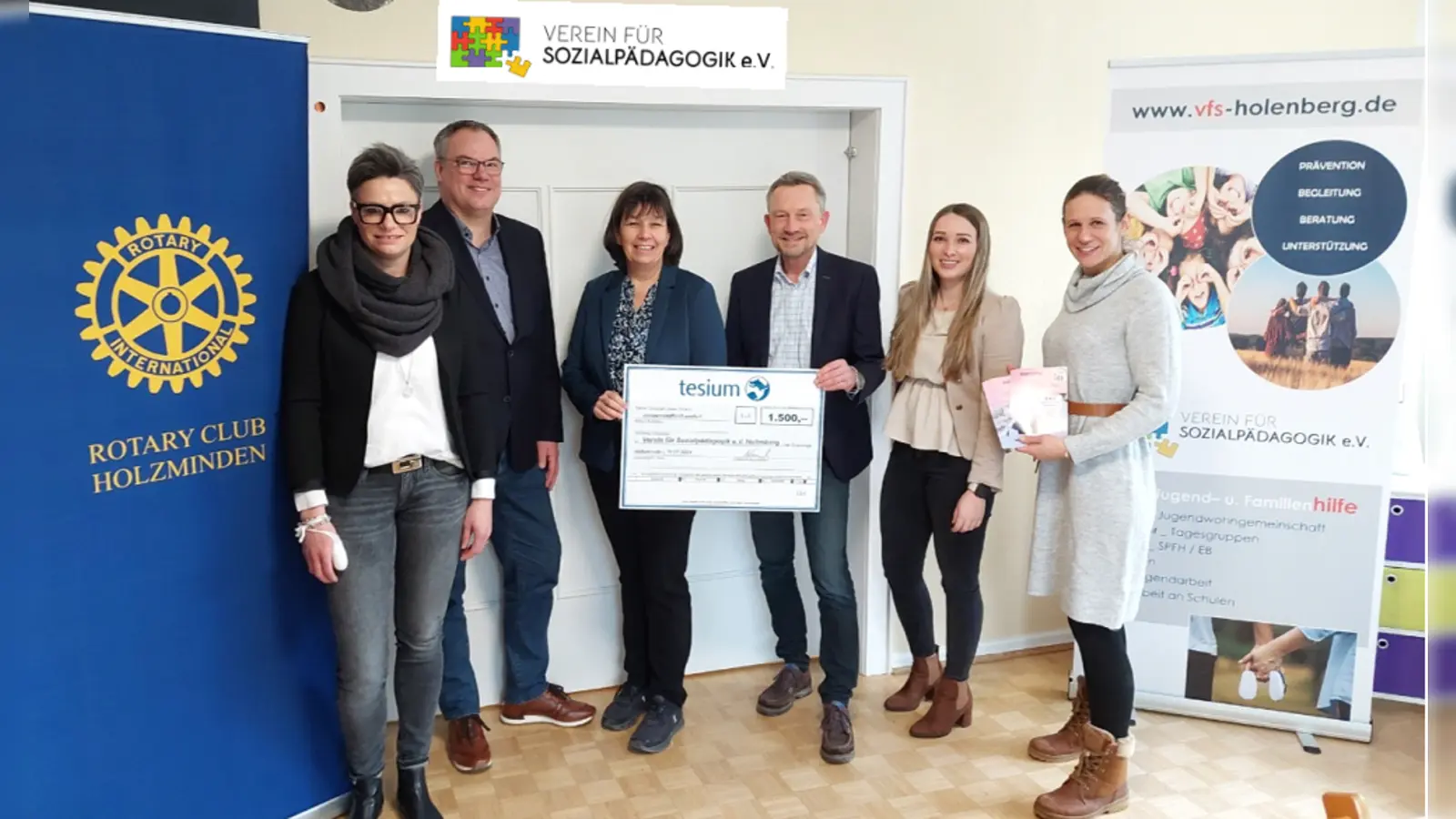 Zum Dankeschön traf man sich in den Räumen der Tagesgruppe Holzminden (v.l.): Birte Peterschröder und Thomas Beineke (Rotary Club Holzminden), Katja Klose (Verein für Sozialpädagogik), Kai Wedding (tesium GmbH), Linda Arneke (VR Bank), Ilona Feyer-Yurttas (Frühe Hilfen des LK Holzminden), nicht auf dem Bild: Vertreter*in vom Round Table 150 Höxter-Holzminden. (Foto: privat)