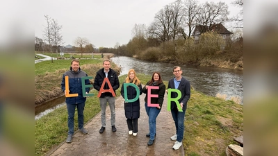 Das Projekt Zukunftsraum Diemelaue Warburg (v.l.): Wirtschaftsförderer Sören Spönlein, Touristiker Lucas Lambracht, Franziska Tegetmeier und Lia Potthast vom Regionalmanagement LEADER Region Kulturland Kreis Höxter und Bürgermeister Tobias Scherf wollen Natur, Nutzung und Entwicklung sinnvoll miteinander verbinden. (Foto: Stadt Warburg)