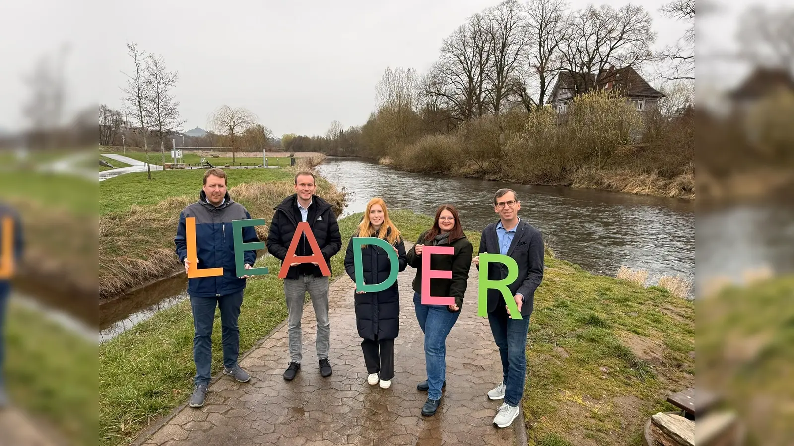 Das Projekt Zukunftsraum Diemelaue Warburg (v.l.): Wirtschaftsförderer Sören Spönlein, Touristiker Lucas Lambracht, Franziska Tegetmeier und Lia Potthast vom Regionalmanagement LEADER Region Kulturland Kreis Höxter und Bürgermeister Tobias Scherf wollen Natur, Nutzung und Entwicklung sinnvoll miteinander verbinden. (Foto: Stadt Warburg)