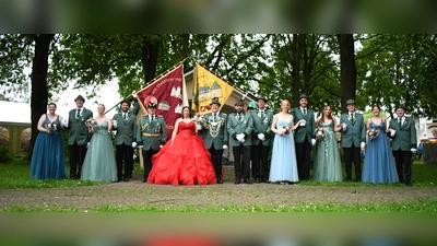 V.l.: Kristina und Philipp Kronenberg, Kerstin und Karsten Büse, Oberst Mathias Gabsch, Königspaar Meike und Benedikt Prohn, 1. Vorsitzender Benedikt Stöver, 2. Vorsitzender David Teriet, Lisa und Sebastian Husemann, Linda und Daniel Büse, Katharina Tölle und Sebastian Aufenanger. (Foto: privat)