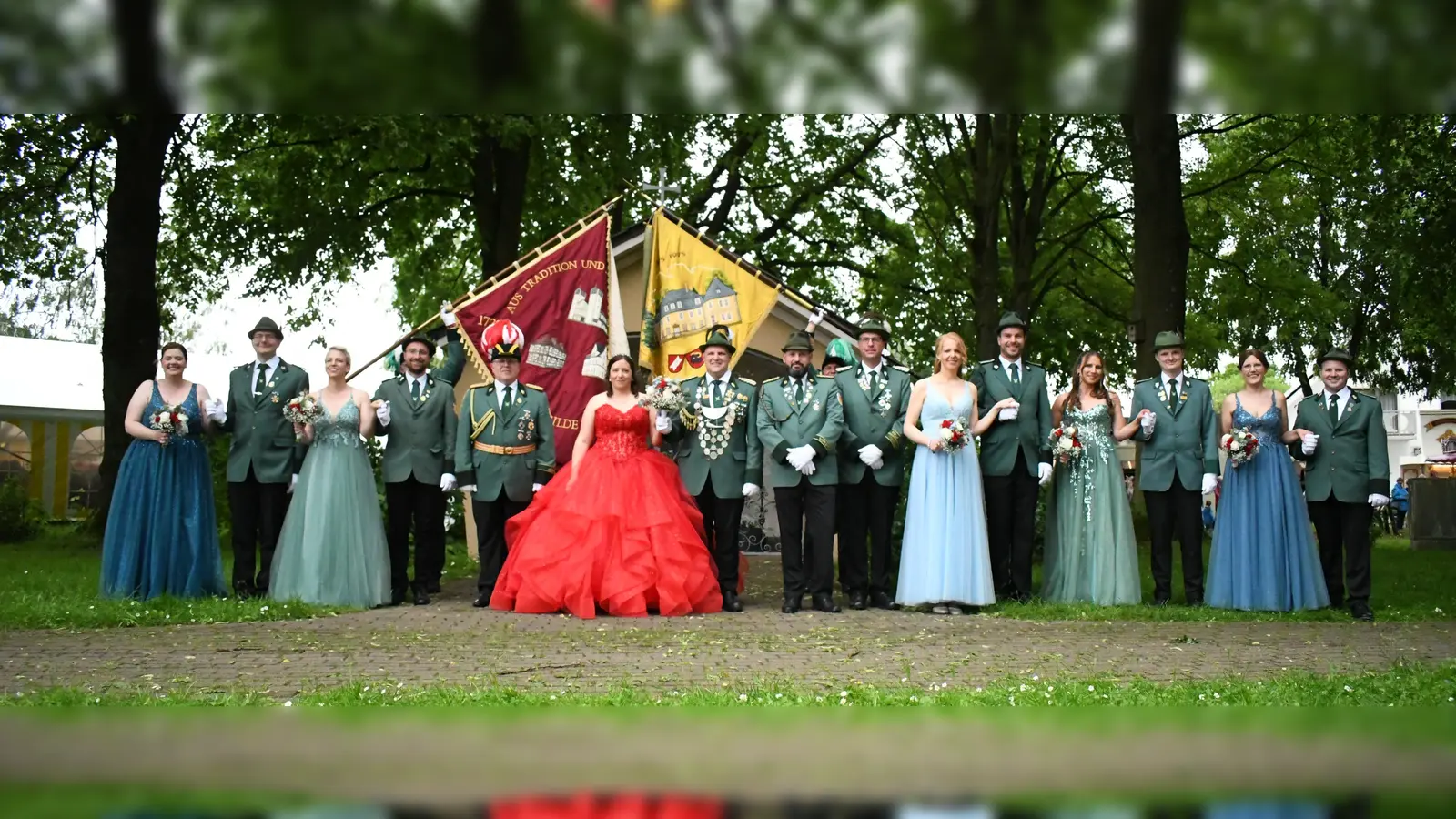 V.l.: Kristina und Philipp Kronenberg, Kerstin und Karsten Büse, Oberst Mathias Gabsch, Königspaar Meike und Benedikt Prohn, 1. Vorsitzender Benedikt Stöver, 2. Vorsitzender David Teriet, Lisa und Sebastian Husemann, Linda und Daniel Büse, Katharina Tölle und Sebastian Aufenanger. (Foto: privat)