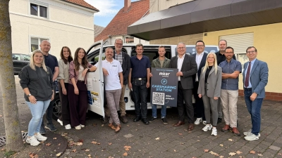 Bürgermeister Tobias Scherf (rechts) und Jan Kolditz (zweiter von rechts: Mobilitätsbeauftragter Stadt Warburg) freuen sich über die zahlreichen Sponsoren, die das neue Angebot möglich machen (von links): Yvonne Zigahn (KHD Elektro GmbH &amp; Co. KG), Vitali Fertich von Phil´s 24/7, Anna Freytag und Laura Franco (Physio+), Jens Wiertellok (Mikar), Johannes Thonemann (Ortsvorsteher Scherfede), Andre Hillebrand (Nietz und Löseke), Moritz Waldeier (Immoschneiderei), Michael Brenke (Vereinigten Volksbank eG), Paul Reimer (Barmenia Gothaer Versicherungen), Maite Ladage (Ladage Automobile GmbH &amp; Co. KG) und Markus Wiemers (Stadtwerke Warburg). (Foto: Stadt Warburg)