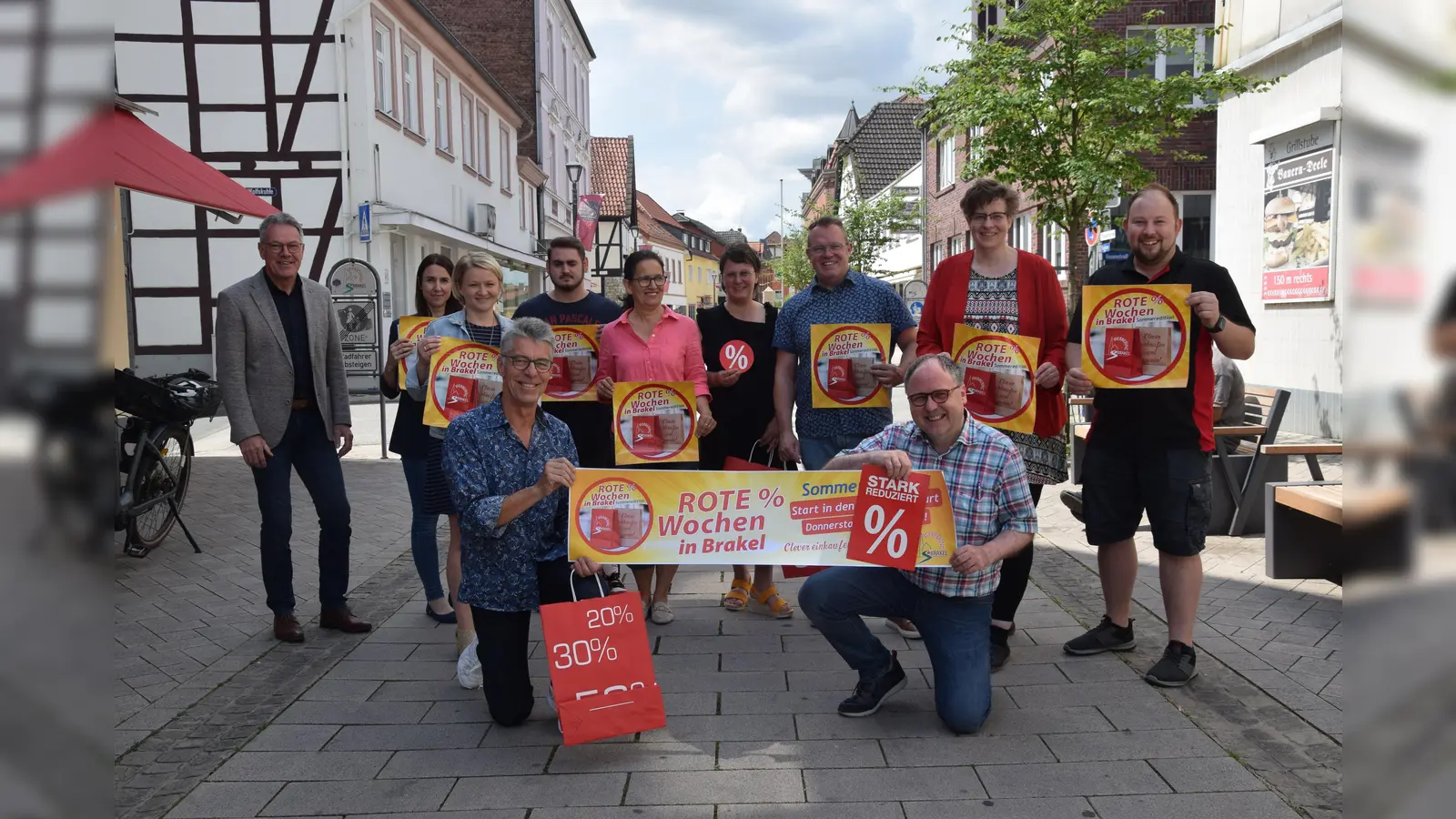 V.l.: Werbering-Geschäftsführer Peter Frischemeier und die Vertreter der teilnehmenden Geschäfte, Melanie Vogt, Ljudmila Penner, Paul Müller, Salvatore Virnuccio und Maria Simic, Diana und Bernhard Fischer, Rainer Schäfe, Simone Schulz und Markus Härmens. (Foto: Marc Otto)