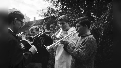 Die drei Gründer des Posaunenchores 1965: Werner Filmer, Wolfgang Thies, Helmut Musebrink, die Noten werden gehalten vom damaligen Pastor Christoph Johannes Schomerus (Foto: Barbara Siebrecht)