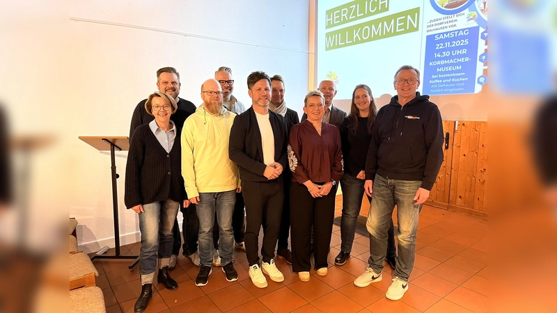  (v. l.) Gaby Böker, 2. Vorsitzende Dorfverein Dalhausen; Fabian Lülff, Projektteam DZD; Tobias Böker, Projektteam DZD; Sebastian Rapp, Projektteam DZD; Bürgermeister Tino Wenkel; Stephan Böker, Projektteam DZD; Martina Werdehausen, Projektmitarbeiterin DZD Kreis Höxter; Ben Klenk, 1., Vorsitzender Dorfverein Dalhausen; Iris Kahl, Projektteam DZD; Christof Derenthal, Projektteam DZD und Vorstandsmitglied Dorfverein Dalhausen (Foto: privat)