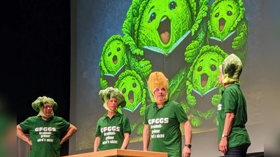 Das Grundschulkabarett Lehrgut feiert eine Brokkoli-Projektwoche in der gut besuchten Beverunger Stadthalle.  (Foto: Barbara Siebrecht)