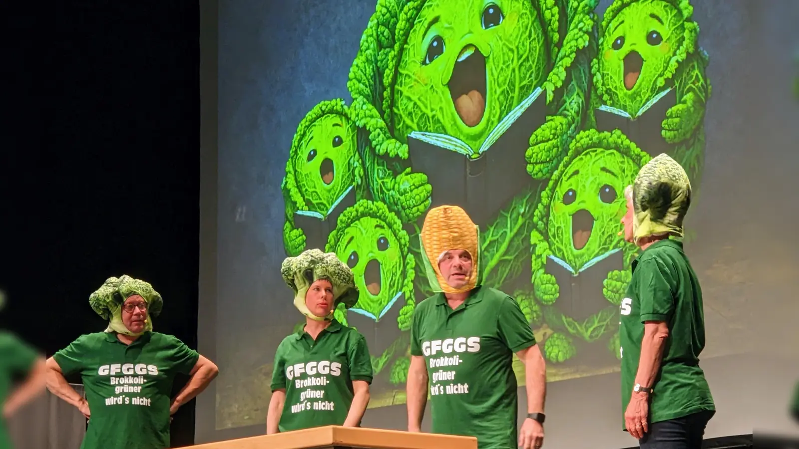 Das Grundschulkabarett Lehrgut feiert eine Brokkoli-Projektwoche in der gut besuchten Beverunger Stadthalle.  (Foto: Barbara Siebrecht)