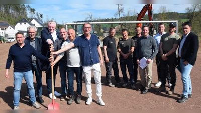Startschuss für den Wiederaufbau des Lütmarser Sportplatzes (v.v.l.): Volker Hiller (Vorsitzender TuS Lütmarsen), Josef Wegener (Bezirksregierung Detmold), Bürgermeister Daniel Hartmann, Wilfried Mönnekes (TuS Lütmarsen), Dirk Nagel (Nagel plant GmbH), Gerhard Fickert (Rathert Sportanlagen GmbH &amp; Co. KG), Alexander Titze und Holger Dittrich (beide Stadt Höxter,) (Foto: Stadt Höxter)