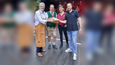 Fassbieranstich (v.l.): Christian Hasse (MdB), Markus Franke (Vorsitzender Burgmusikanten), Silke Krelaus (Vorsitzende Spielmannszug) und Bernd Nahen (Vorsitzender Fanfarenzug). (Foto: privat)