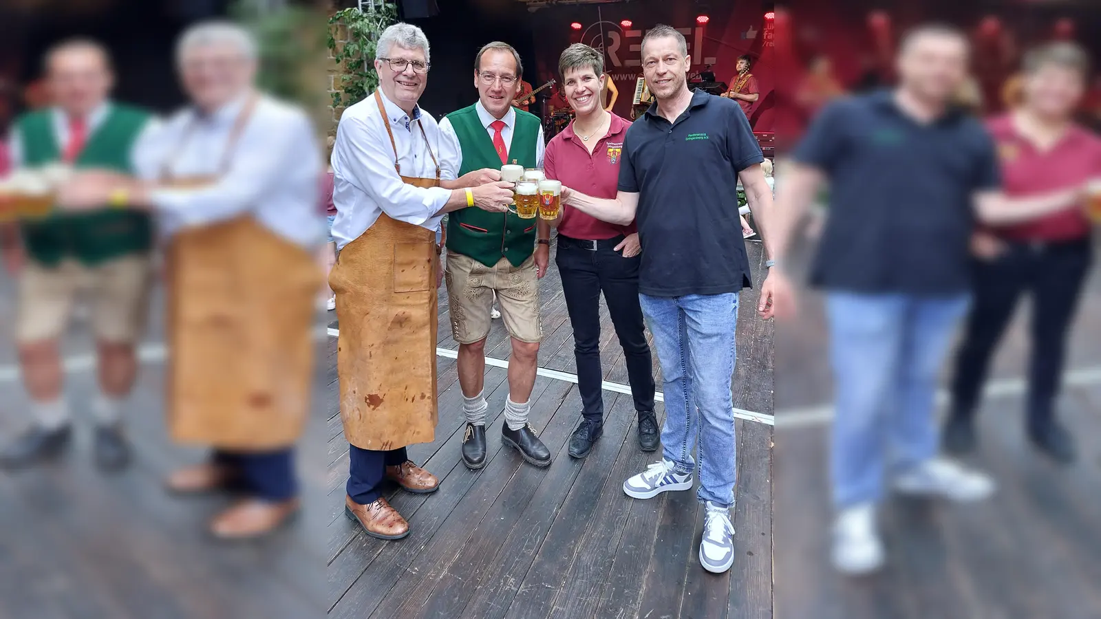 Fassbieranstich (v.l.): Christian Hasse (MdB), Markus Franke (Vorsitzender Burgmusikanten), Silke Krelaus (Vorsitzende Spielmannszug) und Bernd Nahen (Vorsitzender Fanfarenzug). (Foto: privat)
