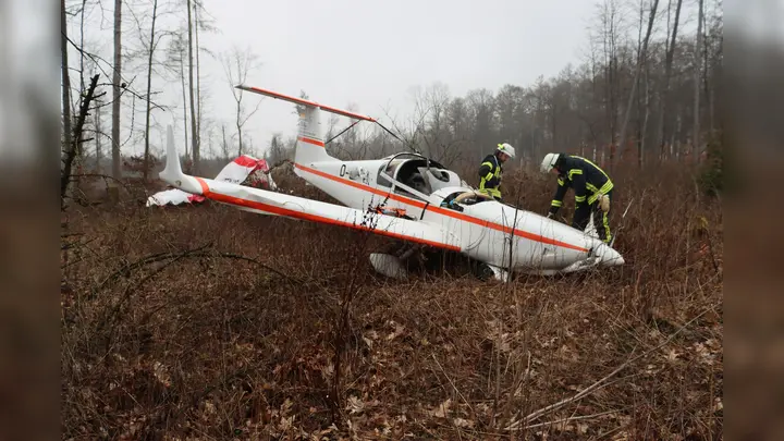 Das Flugzeug wurde erheblich beschädigt. (Foto: Polizei)
