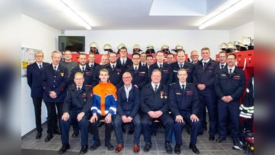 Stehend von links: Norbert Pott, Werner Ridder, Hubertus Weskamp, Jugendfeuerwehrwart Arne Hausmann, Niklas Rehermann, Wolfgang Stork, Tom Mikus, Niclas Fornefeld, Sachbearbeiter Feuerschutz Marc Schön, Markus Hamann, Christoph Peine, Maximilian Sickmann, Bernhard Weskamp, Julian Fornefeld, stellv. Leiter der Feuerwehr Andreas Außel, Nils Rehermann, Leiter der Feuerwehr Andreas Rehermann, stellv. Jugendfeuerwehrwart Heiko Meise.<br>Sitzend von links: Norbert Rehermann, Elias Peters, Bezirksausschussvorsitzender Antonius Oeynhausen, Stefan Ridder, Löschgruppenführer Florian Sickmann (Foto: privat)