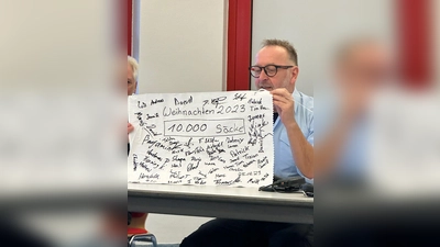 10.000 Sandsäcke hatten die Einsatzkräfte allein am 2. Weihnachtsfeiertag abgefüllt. Einsatzleiter Kreisbrandmeister Jens Heinemeyer präsentiert stolz die Zahl in der Feuerwehrtechnischen Zentrale. (Foto: Landkreis Holzminden)