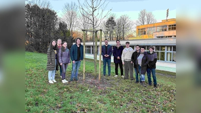 Abiturbaumpflanzaktion des Abiturjahrgangs 2024 am SGS: (v.l.): Charlotte Schäfers, Theresa<br>Jürgens (Mitglied der Jahrgangsstufenleitung), Inga Fiene, Henrik Kemmermann, Marcus Grahn<br>(Oberstufenkoordinator), Julius Manegold, Max Brockhagen, Bilal Öztürk, Bastian Waldhoff und<br>Petra Thewes-Jürgens (für den Förderverein). (Foto: Sebastian Krackl)