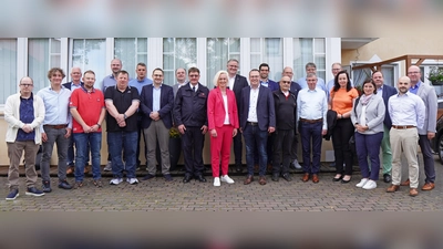 Wichtiger Austausch: Über 20 Vertreter/innen der heimischen Wirtschaft waren der Einladung von Bürgermeister Alexander Kleinschmidt (Mitte vorne) gefolgt. (Foto: Stadt Brakel)