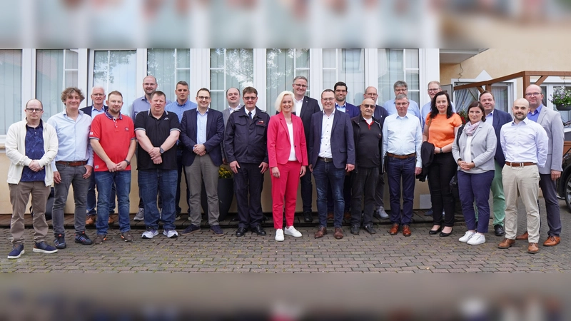 Wichtiger Austausch: Über 20 Vertreter/innen der heimischen Wirtschaft waren der Einladung von Bürgermeister Alexander Kleinschmidt (Mitte vorne) gefolgt. (Foto: Stadt Brakel)