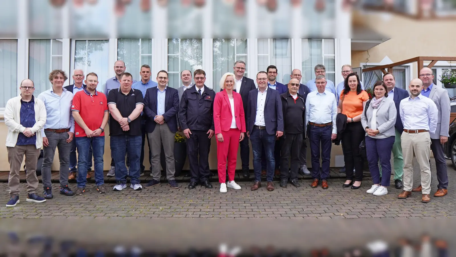 Wichtiger Austausch: Über 20 Vertreter/innen der heimischen Wirtschaft waren der Einladung von Bürgermeister Alexander Kleinschmidt (Mitte vorne) gefolgt. (Foto: Stadt Brakel)