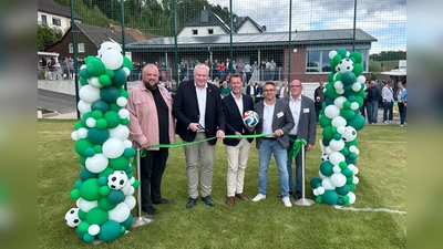 Sven Spieker (TuS Lütmarsen), Bürgermeister Daniel Hartmann, Rainer Vidal (Bezirksregierung), Volker Hiller (TuS Lütmarsen) und Wilfried Mönnekes (TuS Lütmarsen) bei der Eröffnung des neuen Rasensportplatzes in Lütmarsen (v.l.). (Foto: Stadt Höxter)