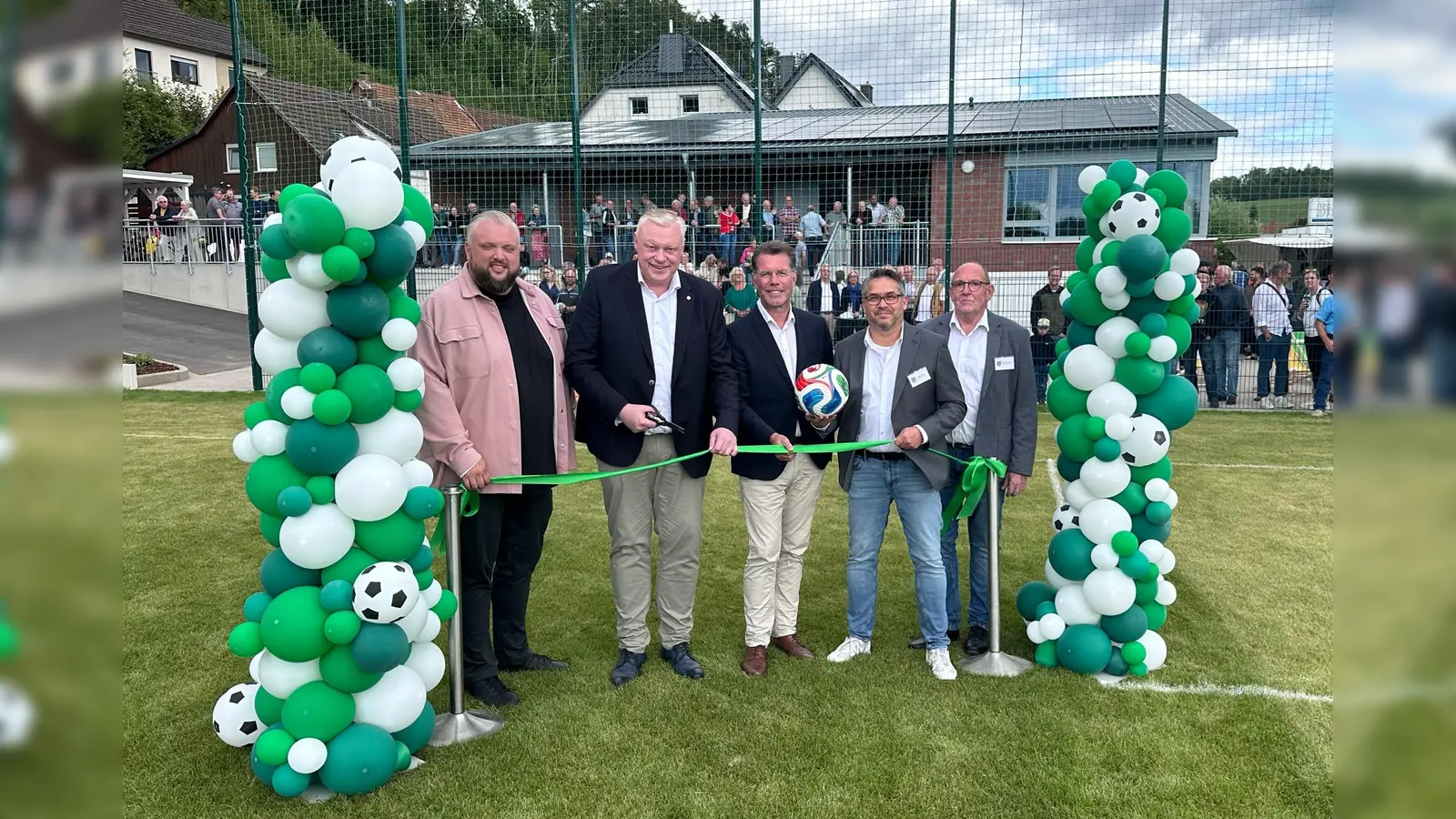Sven Spieker (TuS Lütmarsen), Bürgermeister Daniel Hartmann, Rainer Vidal (Bezirksregierung), Volker Hiller (TuS Lütmarsen) und Wilfried Mönnekes (TuS Lütmarsen) bei der Eröffnung des neuen Rasensportplatzes in Lütmarsen (v.l.). (Foto: Stadt Höxter)