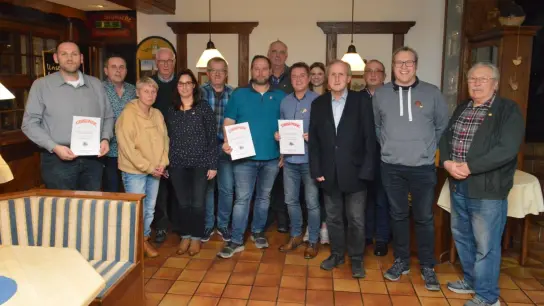 V.l.: Schriftführer Benjamin Bönnighausen, zweiter Vorsitzender Klaus Hülkenberg, Cornelia Evers, Ehrenvorsitzender Rudolf Lammert, Yvonne Bönnighausen, Stefan Dickel, Kassierer Maiko Bönnighausen,Franz - Josef Dohmann, 1.Vorsitzender Uwe Hülkenberg, Lena Petermichl, Jürgen Flohrmann, Ehrenmitglied Meinolf Grawe, Andreas Jöhren und Michael Haarmann. (Foto: privat)