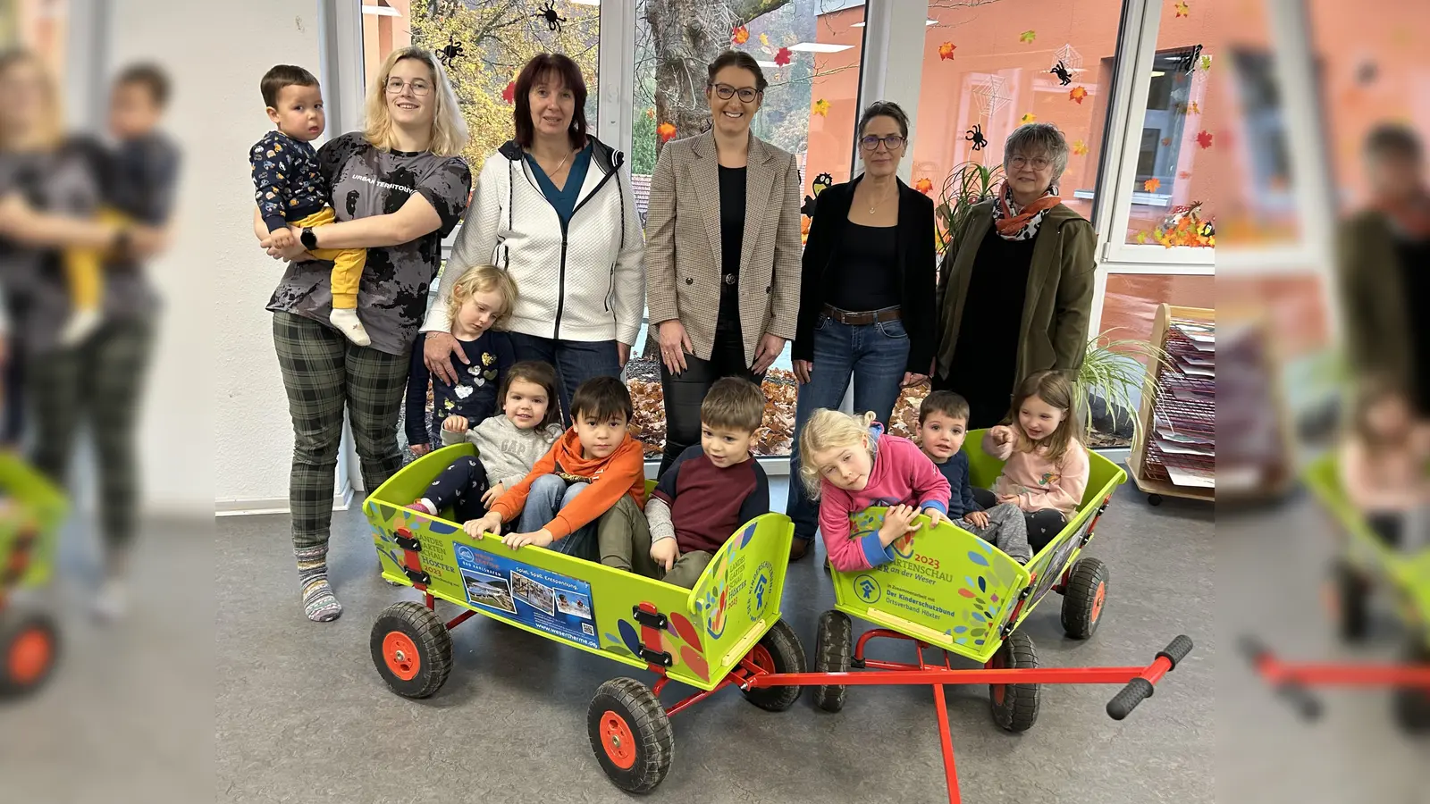 Meret Ihmor, Claudia Cöster, Leiterin Kindertagesstätte Bad Karlshafen, Martina Abel, Geschäftsführerin Bad Karlshafen GmbH, Tanja Marx, Marketing Tourismus Bad Karlshafen, Ute Fischer, Leiterin Kindertagesstätte Helmarshausen, mit Ben, Milena, Theo, Sinan, Ida, Maxim, Emilia und Johanna. (Foto: Bad Karlshafen GmbH)