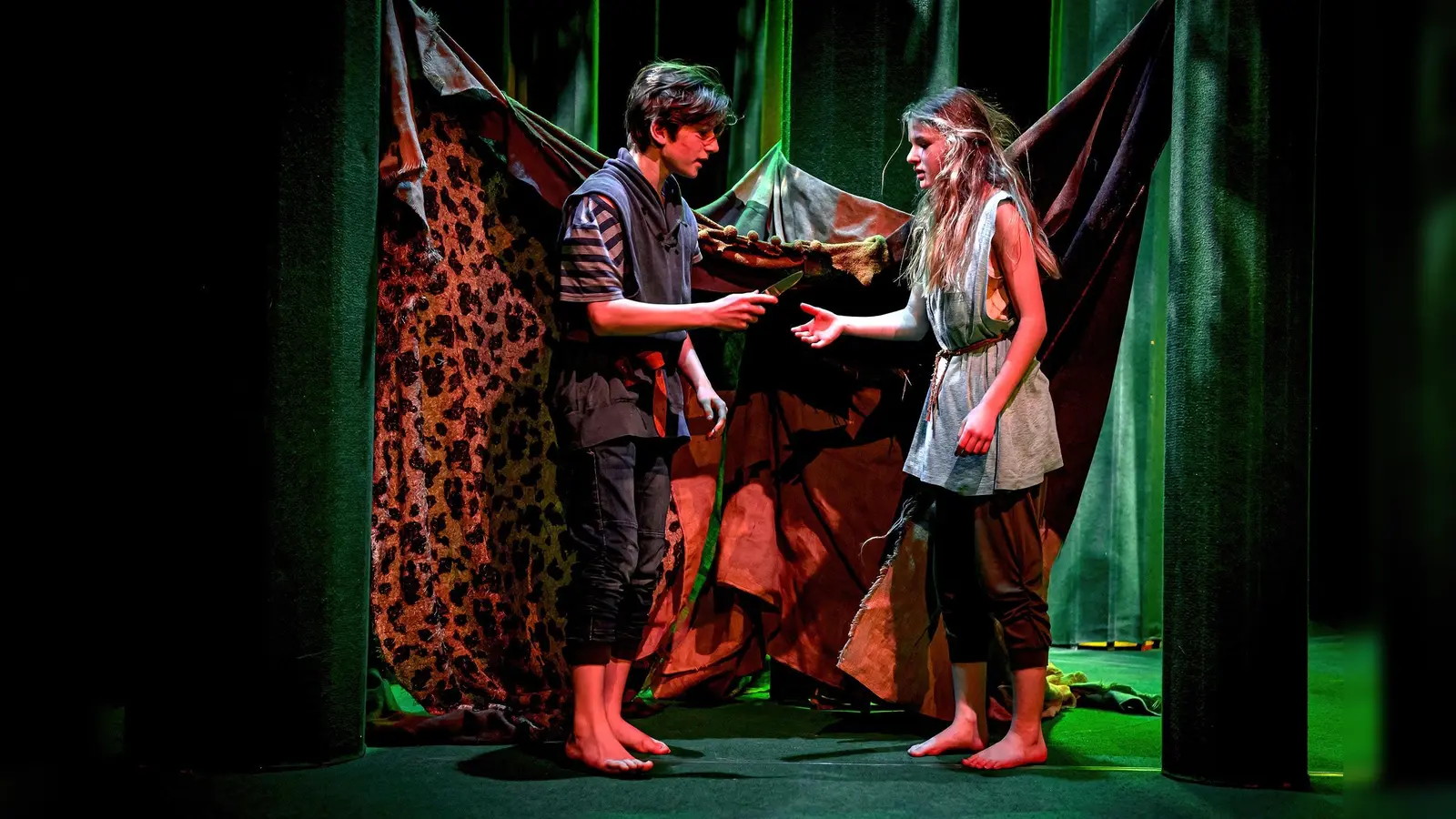 Ronja und Birk freunden sich an, aber ihre Eltern sind verfeindet.  (Foto: © Thomas Kölsch, Junges Theater Bonn)