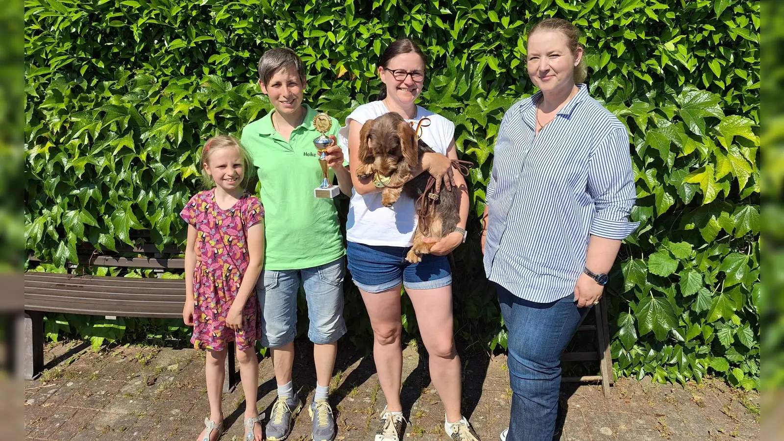  Siegerteam „Horst Hänsel von dem Horst” mit Besitzerin Anett Ende mit der Richterin Joana Krietsch und Vereinsvorsitzende der Gruppe Holzminden Heike Böhme. (Foto: Thomas Diedrich)