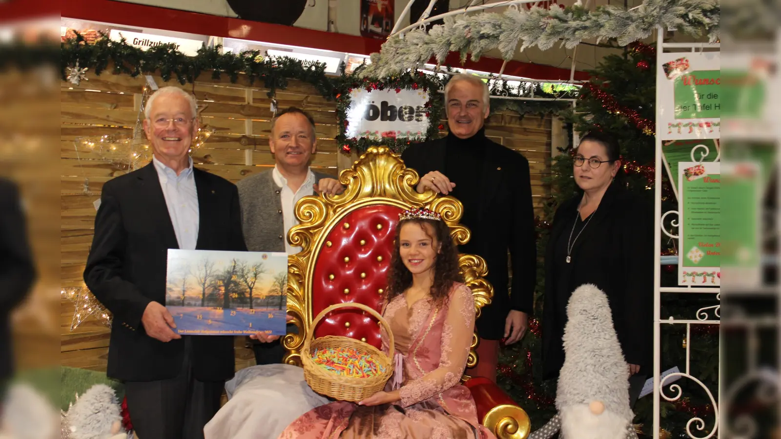(V.l.) Dr. Eckart Claus, kümmert sich um die Gestaltung des Kalenders, der diesmal den weltältesten Apfelbaum in Beberbeck zeigt, Wolfgang Rüdiger, Vorsitzender des Lions-Förderverein, Dornröschen, alias Alisha Beltz, Michael Müller, Präsident des Lions-Club und Notarin Claudia Krauspenhaar. (Foto: Inge Seidenstücker)