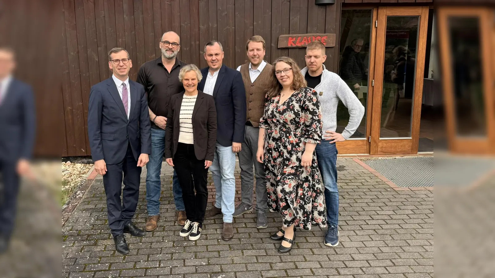 Wertvoller Austausch zu aktuellen Themen: Beim ersten Unternehmerfrühstück des Jahres im Frühjahr ging es um den Einsatz von KI in Unternehmen: Bürgermeister Tobias Scherf (v.l.), Referent Thorsten Ising, Monika Grundke und Daniel Beermann (IHK Ostwestfalen), Wirtschaftsförderer Sören Spönlein sowie Charlotte und Daniel Wach (Leitung Kirchberghof Herlinghausen) gestalteten die Veranstaltung auf dem Kirchberghof in Herlinghausen. (Foto: Stadt Warburg)